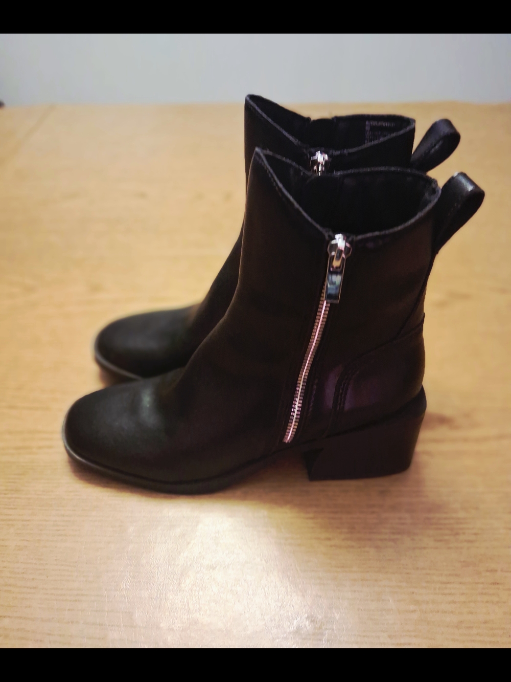 Women's Steve Madden Black Leather Ankle Booties with Side Zippers. Size 8 - Picture 4 of 8